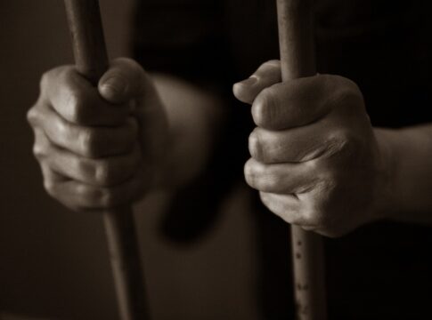mae-e-presa-por-perseguir-e-manter-filho-em-carcere-privado.-entenda