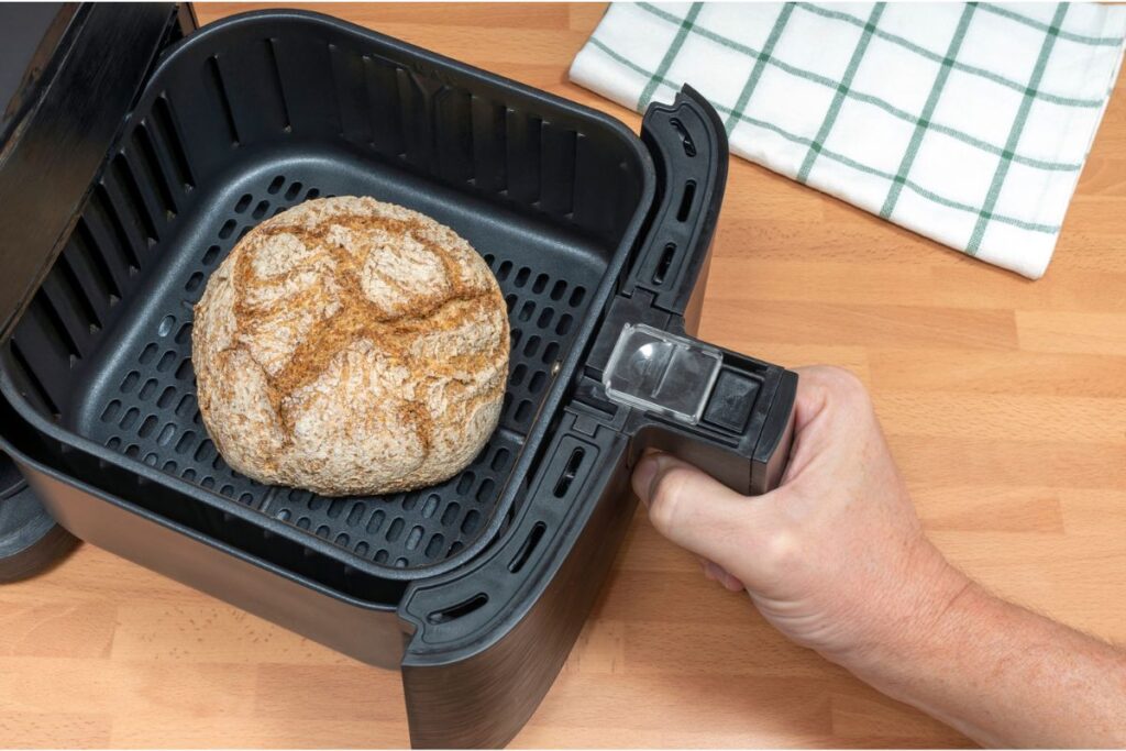 pao-feito-na-air-fryer-em-15-minutos:-veja-dicas-e-aprenda-como-fazer