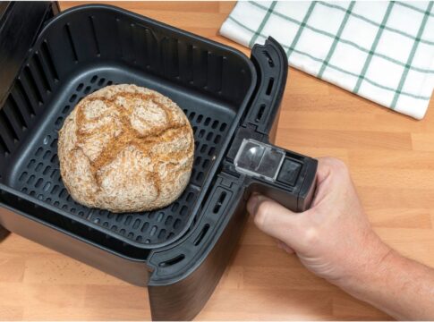 pao-feito-na-air-fryer-em-15-minutos:-veja-dicas-e-aprenda-como-fazer