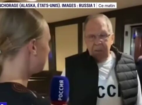 chanceler-usa-moletom-da-urss-ao-chegar-para-encontro-de-trump-e-putin