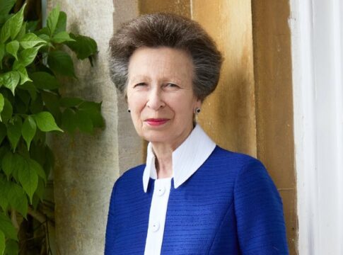 palacio-de-buckingham-comete-gafe-com-a-princesa-anne-e-se-retrata