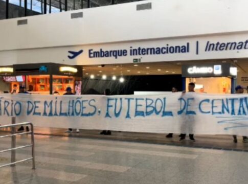 torcedores-do-fortaleza-protestam-no-embarque-da-equipe-para-o-rio