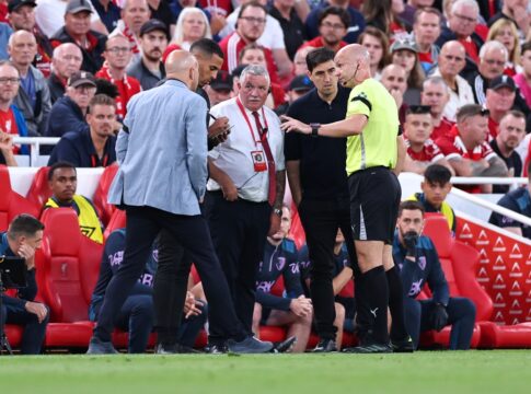 suposto-caso-de-racismo-paralisa-jogo-de-estreia-na-premier-league
