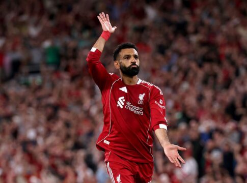 liverpool-vence-em-estreia-marcada-por-homenagens-e-caso-de-racismo