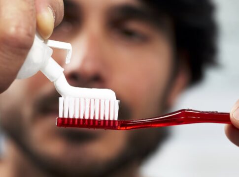 pasta-de-dente-feita-de-cabelo-pode-evitar-carie,-sugere-estudo