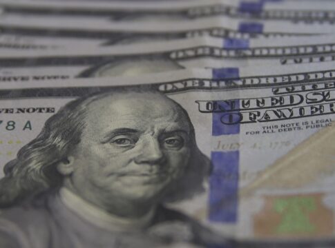 dolar-cai-para-r$-5,39-com-expectativa-de-corte-de-juros-nos-eua