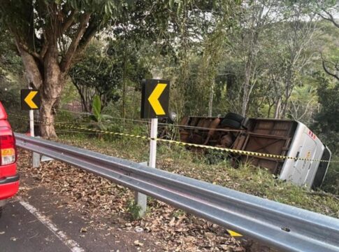 duas-pessoas-morrem-e-34-ficam-feridas-em-acidente-de-onibus-em-mt