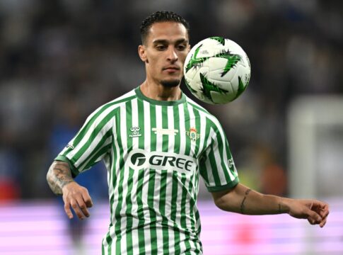 real-betis-mantem-esperanca-por-antony-e-deixa-numero-7-livre