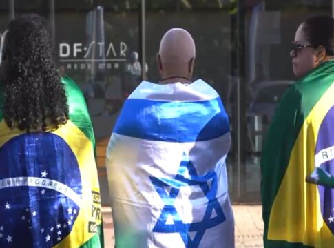 com-bandeira-de-israel,-apoiadores-esperam-bolsonaro-em-hospital
