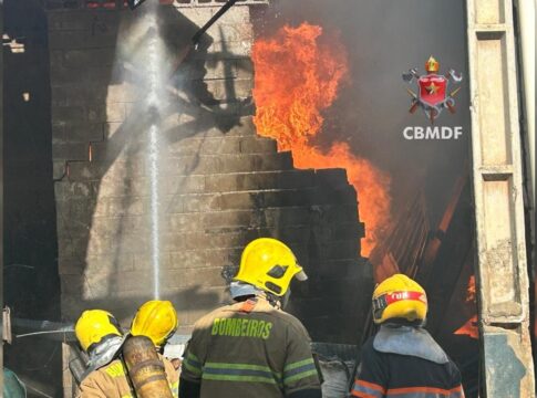 homem-sofre-queimaduras-nas-costas-e-pescoco-apos-incendio-em-galpao