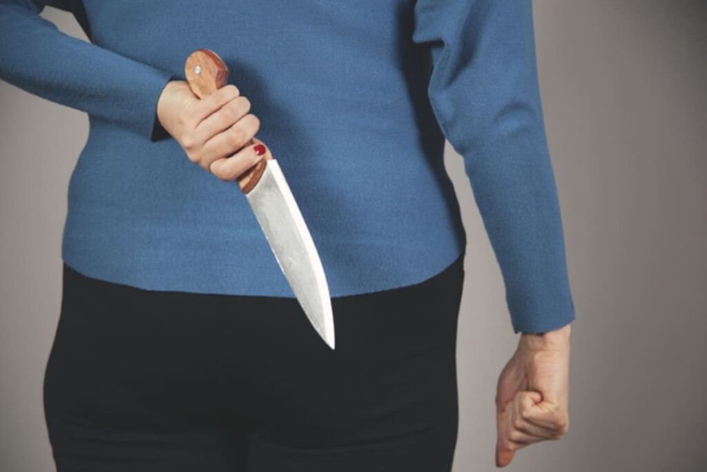 mulher-mata-marido-com-facada-no-coracao-para-ficar-com-amante