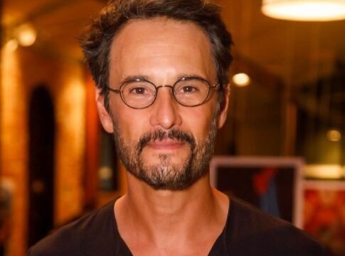 rodrigo-santoro-celebra-homenagem-no-festival-de-gramado