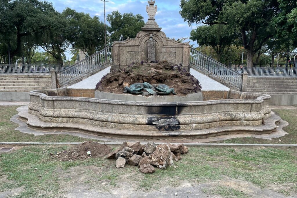 jacares-de-bronze-sao-alvo-de-ladroes-em-monumento-tombado-no-rio