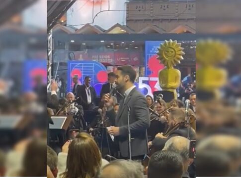 video:-eduardo-leite-canta-la-vie-en-rose-durante-festival-em-gramado