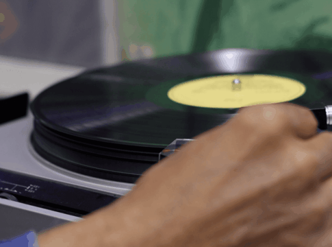 discos-de-vinil-atravessam-geracoes-e-movimentam-sp:-“viagem-no-tempo”