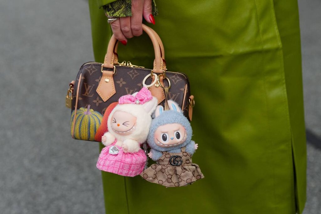 chupeta,-labubu-e-mais:-5-itens-da-moda-que-resgatam-a-infancia