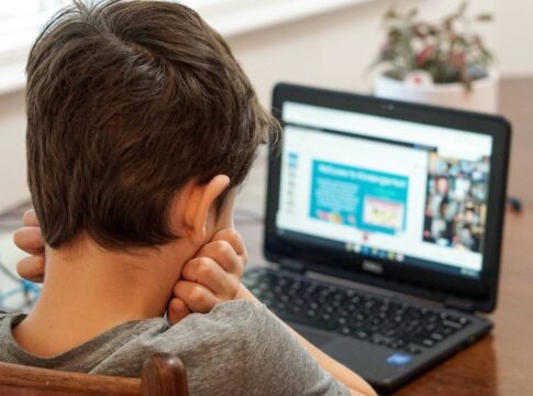 efeito-felca:-qual-o-limite-para-expor-criancas-nas-redes-sociais?