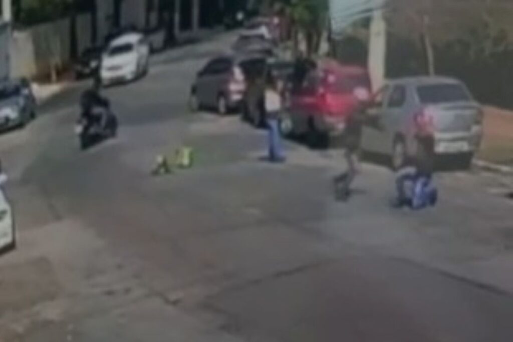 tres-ladroes-agridem-e-tentam-atirar-em-pm,-mas-arma-falha.-video