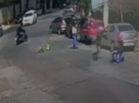 tres-ladroes-agridem-e-tentam-atirar-em-pm,-mas-arma-falha.-video