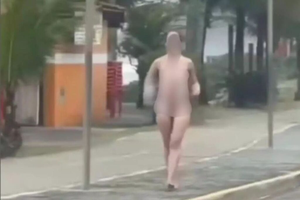 video:-mulher-nua-e-abordada-na-praia-e-confessa-ter-matado-o-pai