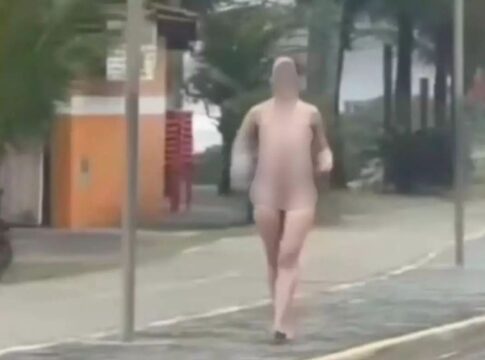 video:-mulher-nua-e-abordada-na-praia-e-confessa-ter-matado-o-pai