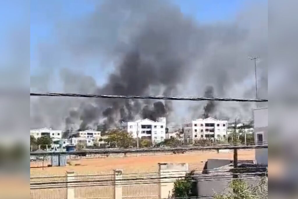 incendio-atinge-area-de-mata-proximo-a-casas-no-df.-veja-video