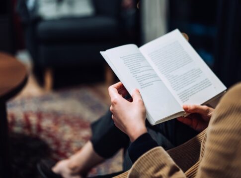 atraso-historico:-livro-e-devolvido-a-biblioteca-nos-eua-apos-82-anos