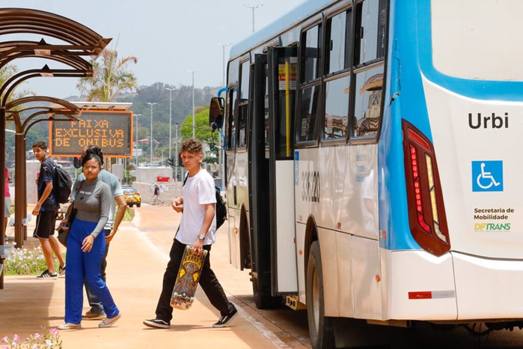 mulher-se-desequilibra-ao-sair-de-onibus,-bate-a-cabeca-e-morre-no-df