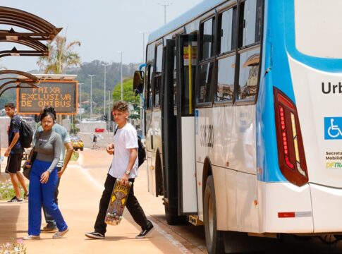 mulher-se-desequilibra-ao-sair-de-onibus,-bate-a-cabeca-e-morre-no-df