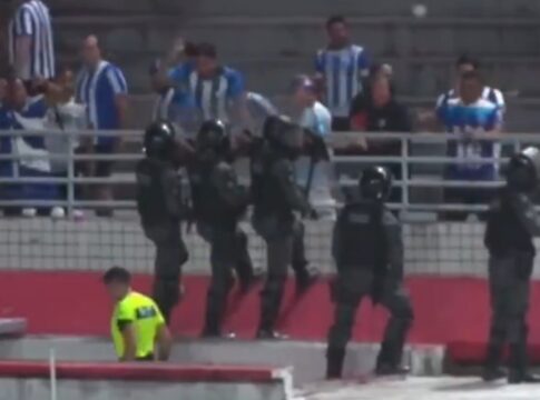 video:-torcedor-acerta-chinelada-em-arbitro-durante-jogo-da-serie-c