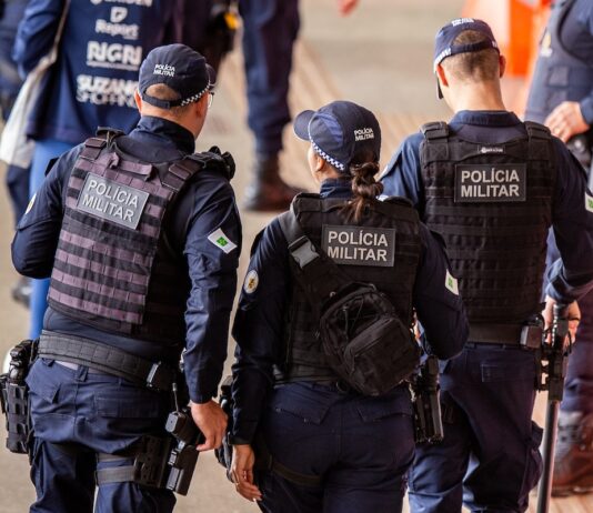 homem-e-baleado-no-rio,-perde-controle-do-carro-e-bate-em-poste
