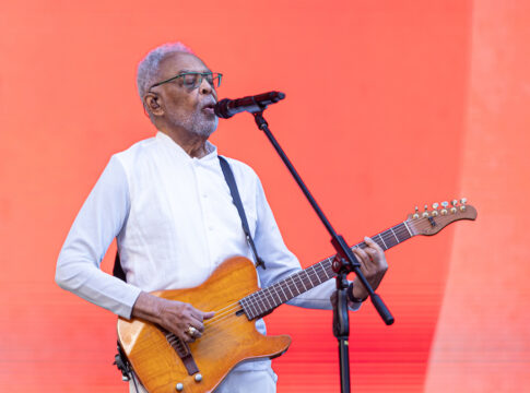 gilberto-gil-retorna-aos-palcos-e-emociona-ao-cantar-para-preta