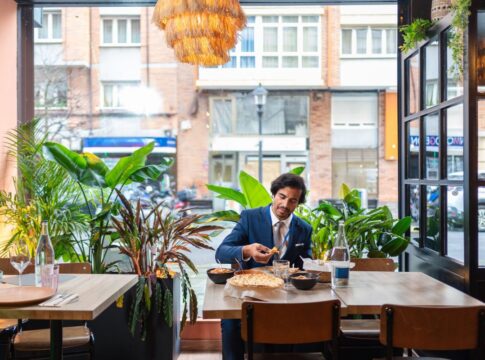 comer-sozinho-em-restaurantes:-o-que-isso-pode-dizer-sobre-voce