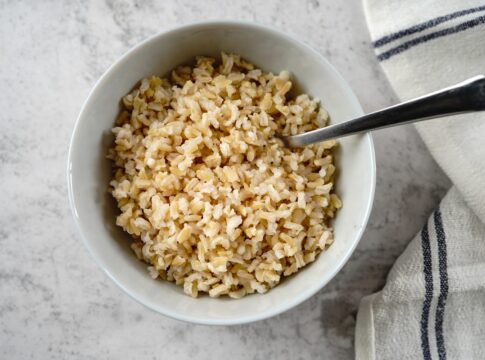 ajuda-a-emagrecer:-5-razoes-para-incluir-o-arroz-integral-na-dieta