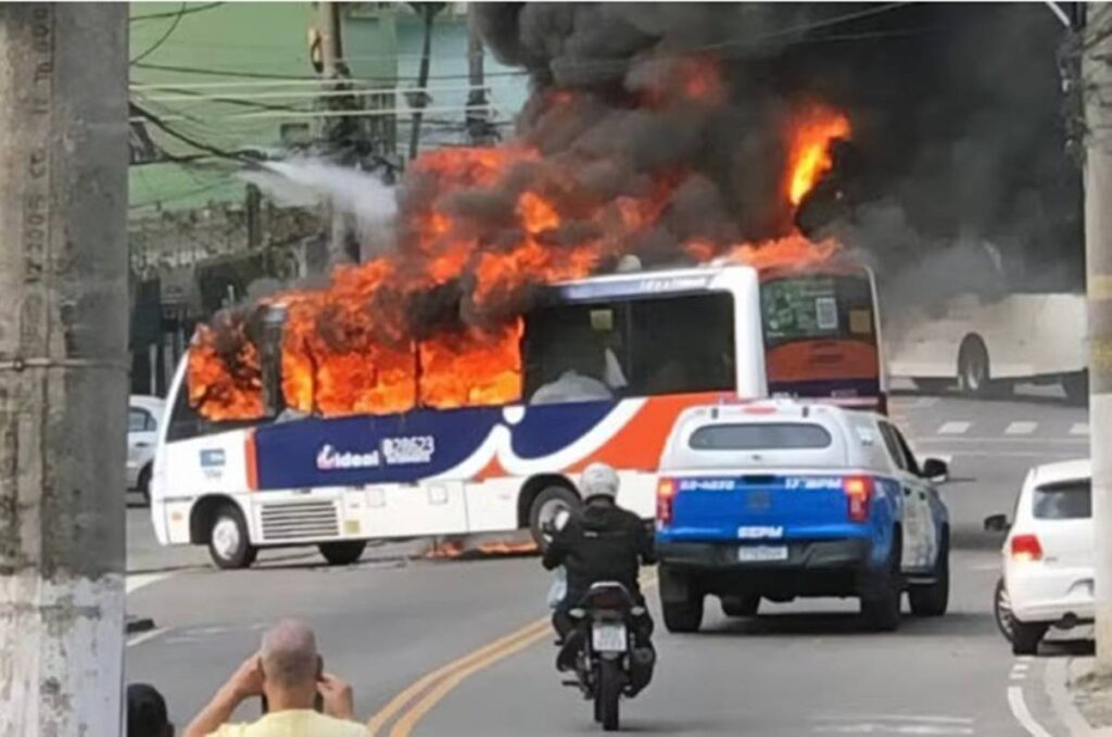 rio:-apos-operacao-da-pm-com-4-presos,-traficantes-incendeiam-onibus