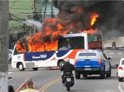 rio:-apos-operacao-da-pm-com-4-presos,-traficantes-incendeiam-onibus