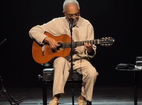 gilberto-gil-volta-aos-palcos-e-emociona-fas-com-homenagem-a-preta
