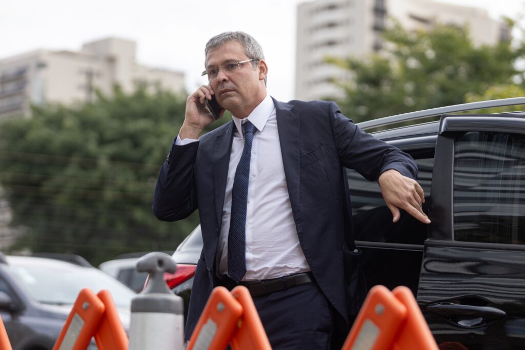 lider-do-pt-reage-a-eduardo-bolsonaro:-“lei-dos-eua-nao-vale-aqui”