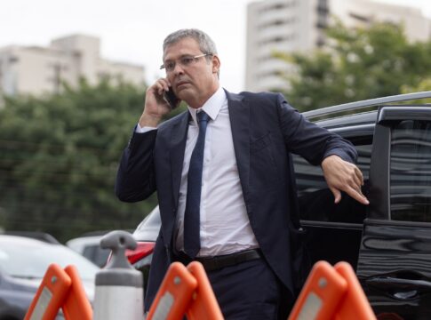 lider-do-pt-reage-a-eduardo-bolsonaro:-“lei-dos-eua-nao-vale-aqui”