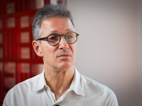 legiao-urbana-notifica-zema-por-uso-indevido-de-que-pais-e-este