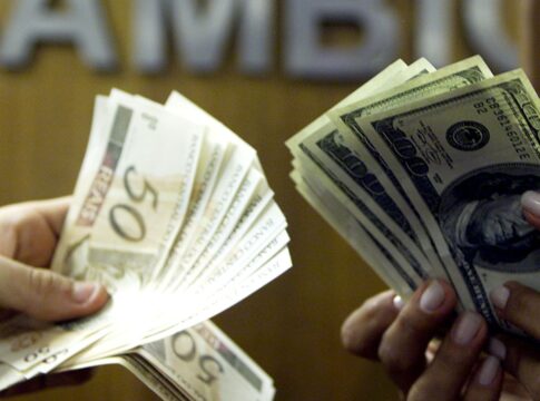 dolar-segue-mercado-internacional-e-sobe-para-r$-5,43