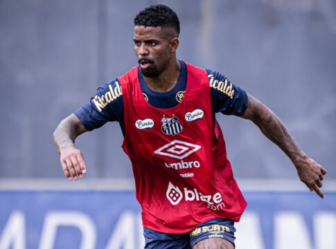jogador-do-santos-comemora-goleada-do-vasco.-entenda