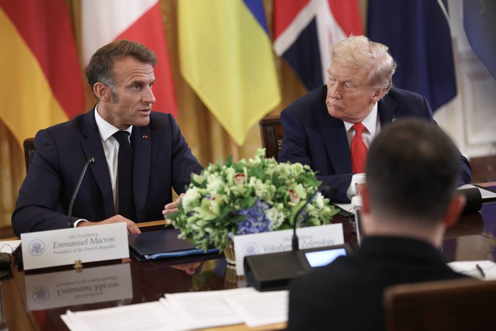 trump-e-flagrado-em-cochicho-a-macron-sobre-putin:-“acordo-por-mim”