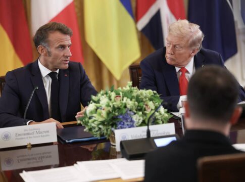 trump-e-flagrado-em-cochicho-a-macron-sobre-putin:-“acordo-por-mim”