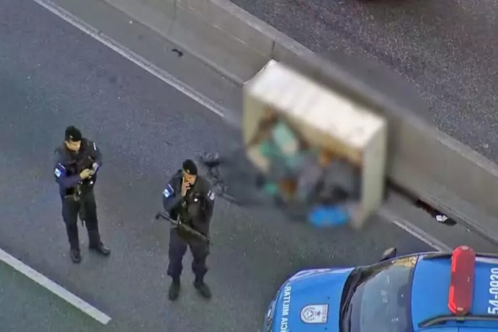 misterio:-corpo-e-achado-dentro-de-caixote-no-meio-da-avenida-brasil