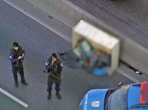 misterio:-corpo-e-achado-dentro-de-caixote-no-meio-da-avenida-brasil
