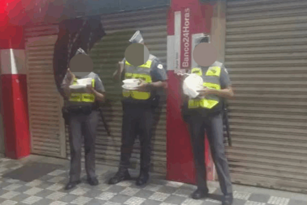 pms-sao-punidos-apos-vazar-foto-em-que-comiam-marmita-em-pe-na-rua
