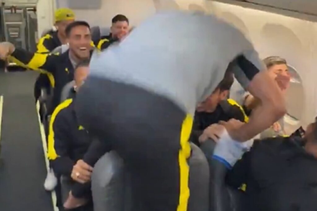 libertadores:-companhia-aerea-condena-atitude-de-jogadores-do-penarol