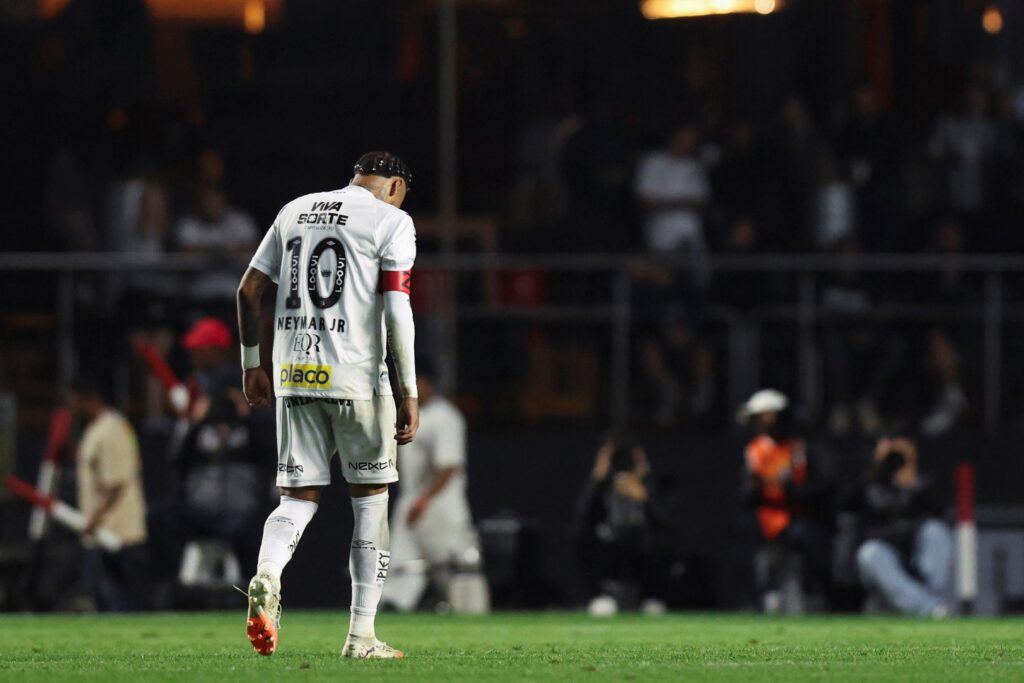 video:-torcida-do-santos-invade-ct-rei-pele-apos-goleada-para-o-vasco