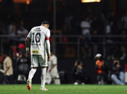 video:-torcida-do-santos-invade-ct-rei-pele-apos-goleada-para-o-vasco